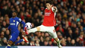 Tomiyasu é operado ao joelho e desfalca Arsenal até ao fim de 2025