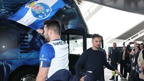 Sorrisos e autógrafos: as imagens da partida do FC Porto rumo a Itália