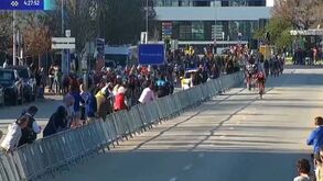 Confusão na Volta ao Algarve: pelotão dividiu-se em dois e ciclistas cortaram a meta por lados diferentes