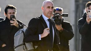 Rubiales escapa a prisão no caso do beijo a Hermoso: paga multa de 20 euros por dia durante ano e meio