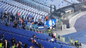 Adeptos do FC Porto no Olímpico de Roma com tarja de Pinto da Costa na primeira fila