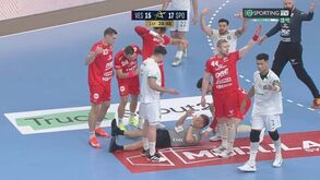 Liga dos Campeões de andebol: árbitro do Veszprém-Sporting colapsa em campo e sai de maca