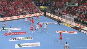 O momento de enorme apreensão em que o árbitro do Veszprém-Sporting cai sozinho em campo
