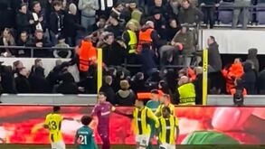As cenas de pancadaria que levaram à interrupção do Anderlecht-Fenerbahçe 