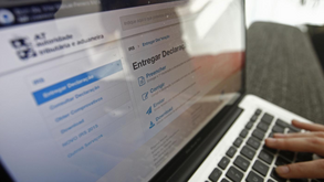 IRS automático alargado à dedução dos gastos com trabalhadores de serviço doméstico