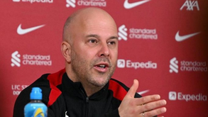 Arne Slot prevê dificuldades contra o Man. City: «É preciso sofrer e trabalhar muito»