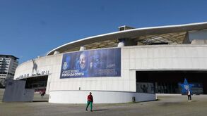 Dois outdoors gigantes homenageiam Pinto da Costa no Dragão