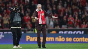 As imagens da homenagem a Preud'homme na Luz ao intervalo do Benfica-Boavista