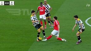 «Força excessiva»: árbitro viu as imagens e mostrou vermelho a Reisinho por esta entrada no Benfica-Boavista