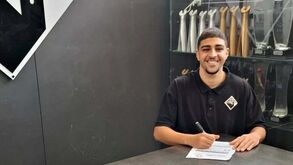 Adrianinho, filho de Adriano 'Imperador', é reforço 'sonante' da Académica SF: «O meu pai disse-me logo para vir»