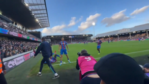 Momento bizarro na Premier League: jogador surge 'do nada' e já há quem fale em 'Glitch in the Matrix'