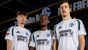 Schalke 04 exibe camisola contra a extrema direita na Alemanha: «Vota na democracia!»