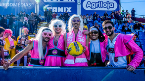 Carnaval já chegou a Torres Vedras: miúdos e graúdos dão vida (e muita cor) às bancadas do Manuel Marques