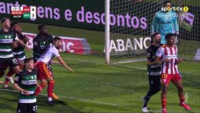 O primeiro golo do AVS ao Sporting: árbitro consultou as imagens e assinalou penálti de Diomande
