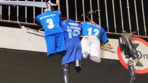 Bonecos com camisolas de jogadores do Cruzeiro pendurados pelo pescoço num viaduto em Belo Horizonte