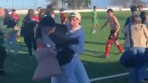 As imagens da pancadaria em jogo de sub-18 em Campo Maior 