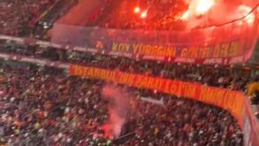 Adeptos do Fenerbahçe atiram tochas para os do Galatasaray durante o dérbi 