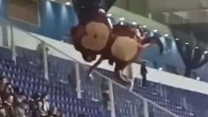 Adeptos do V. Guimarães atiraram balão em forma de... macaco no Dragão e com este cântico