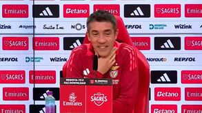 Ouviu-se o som de um galo na conferência do Benfica e Bruno Lage desatou a rir: «Vou começar a missa...»
