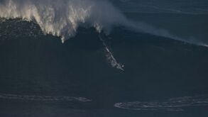 O momento em que Gabriel Sampaio 'desafia' onda gigante na Nazaré durante a Tempestade Hermínia