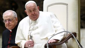 Papa Francisco está estável mas continua em estado crítico