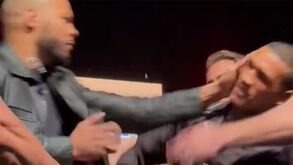 Alta tensão com dose de humor: Chris Eubank Jr. atinge Conor Benn no rosto... com um ovo