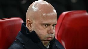 Arne Slot comete gaffe: «Messi e Ronaldo não jogaram na Premier League mas não os quero rebaixar...»