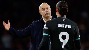 Arne Slot avisa Darwin: «Não aceito se um jogador não dá tudo»