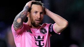 Messi multado pela MLS por agarrar o pescoço a treinador-adjunto adversário