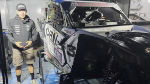 Alexandre Pinto e Bernardo Oliveira no pódio em etapa do Abu Dhabi Desert Challenge