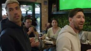 O anúncio que dá que falar: Messi, Suárez, Henry e Putellas invadem bares... à procura de batatas fritas