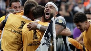 Toque a reunir de Depay no Corinthians: «Temos de ser humildes»