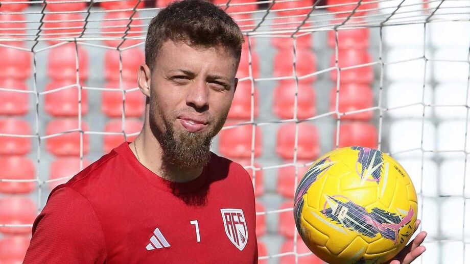 Lucas Fernandes esteve emprestado ao AVS SAD e vai regressar ao Brasil
