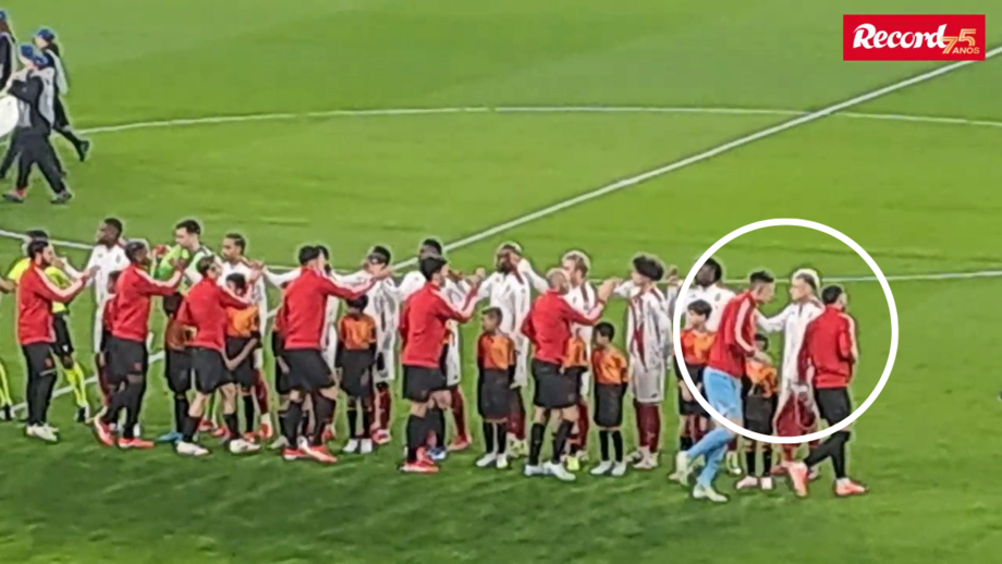 No momento em que os jogadores de ambas as equipas se cumprimentavam