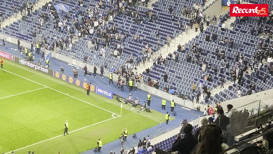 Martín Anselmi cumprimentou Ranieri e entregou gravata a um fã que estava no Topo Sul