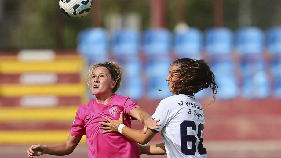 Bárbara Lopes num duelo com Ana Capeta num Torreense-Sporting