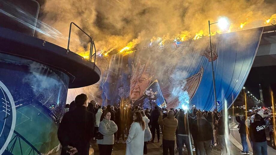 Erguida tarja em memória do ex-presidente do clube