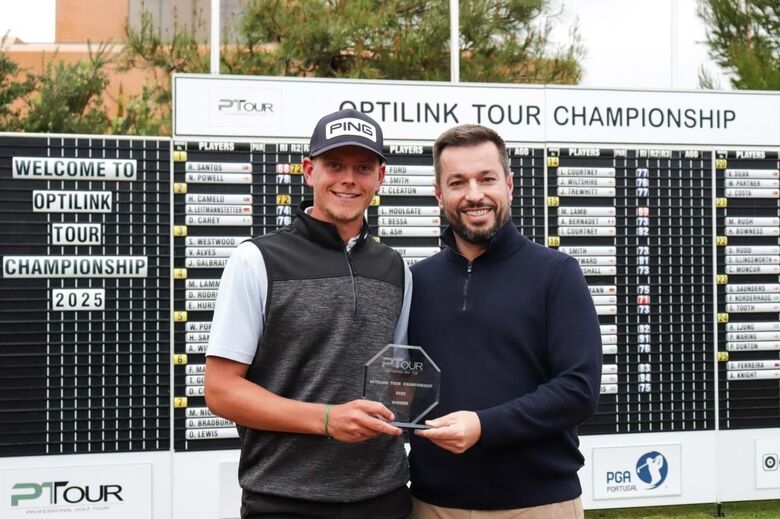 Dan Smith, o campeão, com o troféu