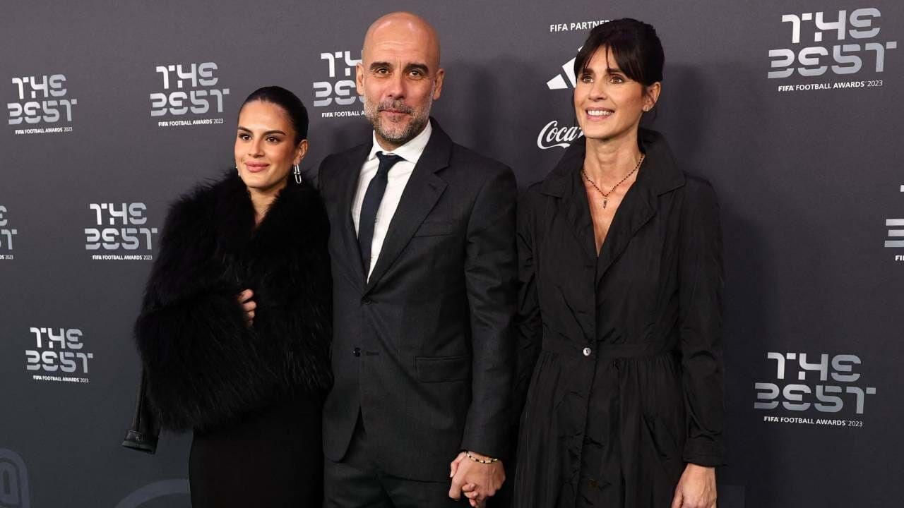 Guardiola com a mulher, Cristina, e a filha, Maria, numa gala da FIFA no ano passado