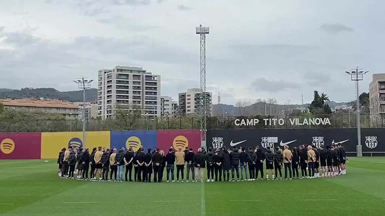 Plantel do Barça fez um minuto de silêncio em memória de Carles Miñarro