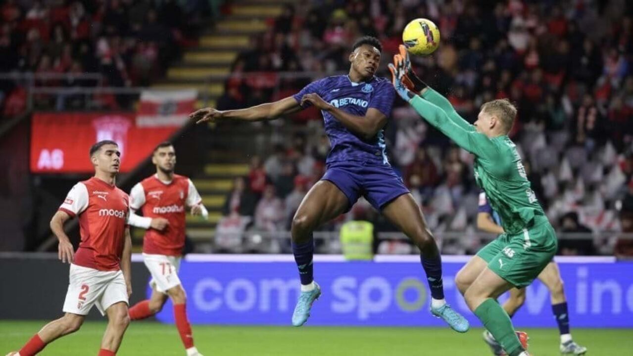 O lance polémico entre Hornicek e Samu no Sp. Braga-FC Porto