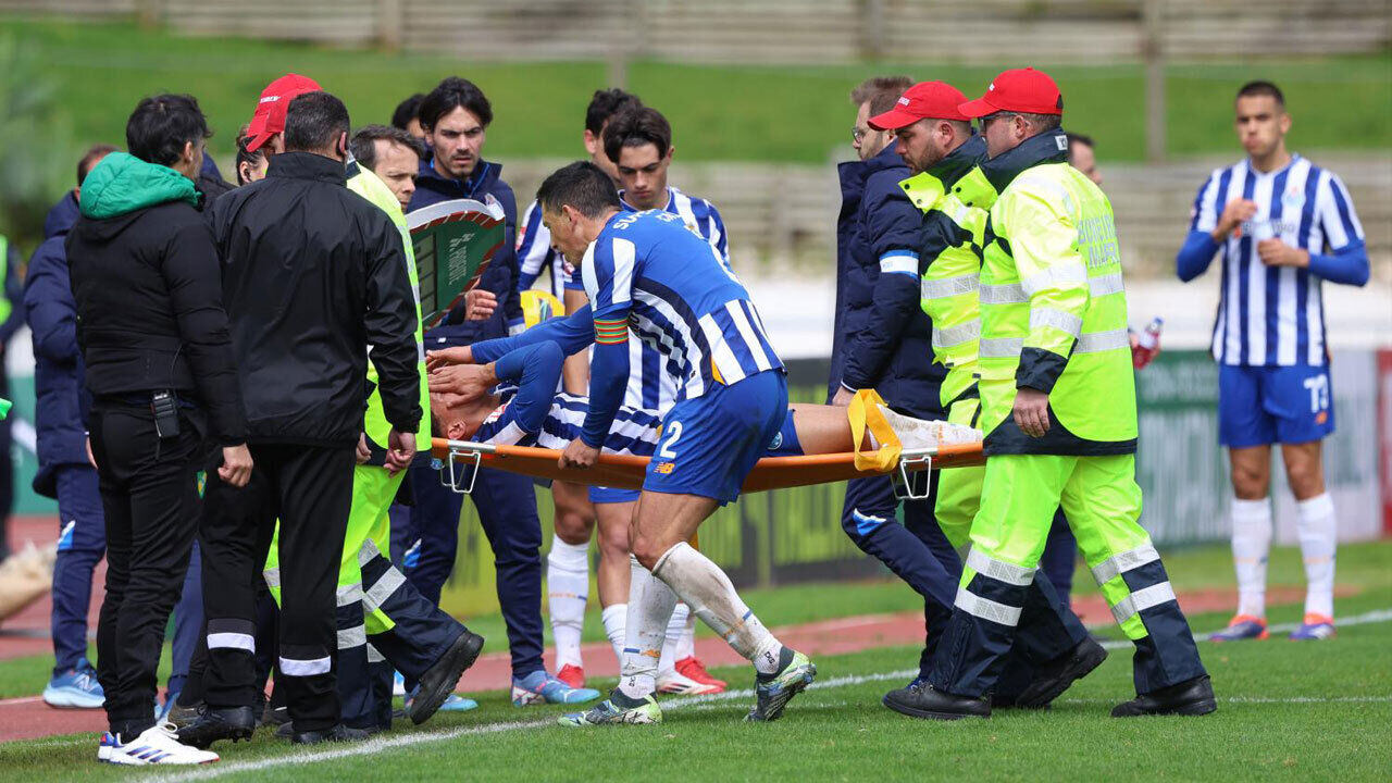 Gonçalo Sousa saiu lesionado do jogo com o Mafra