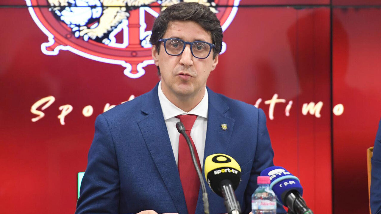 Carlos André Gomes em conferência de imprensa
