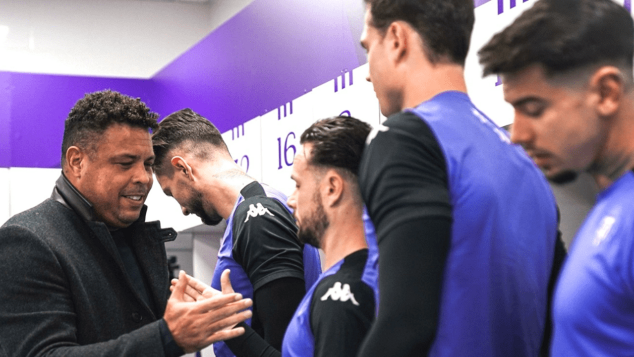 Ronaldo com jogadores do Valladolid