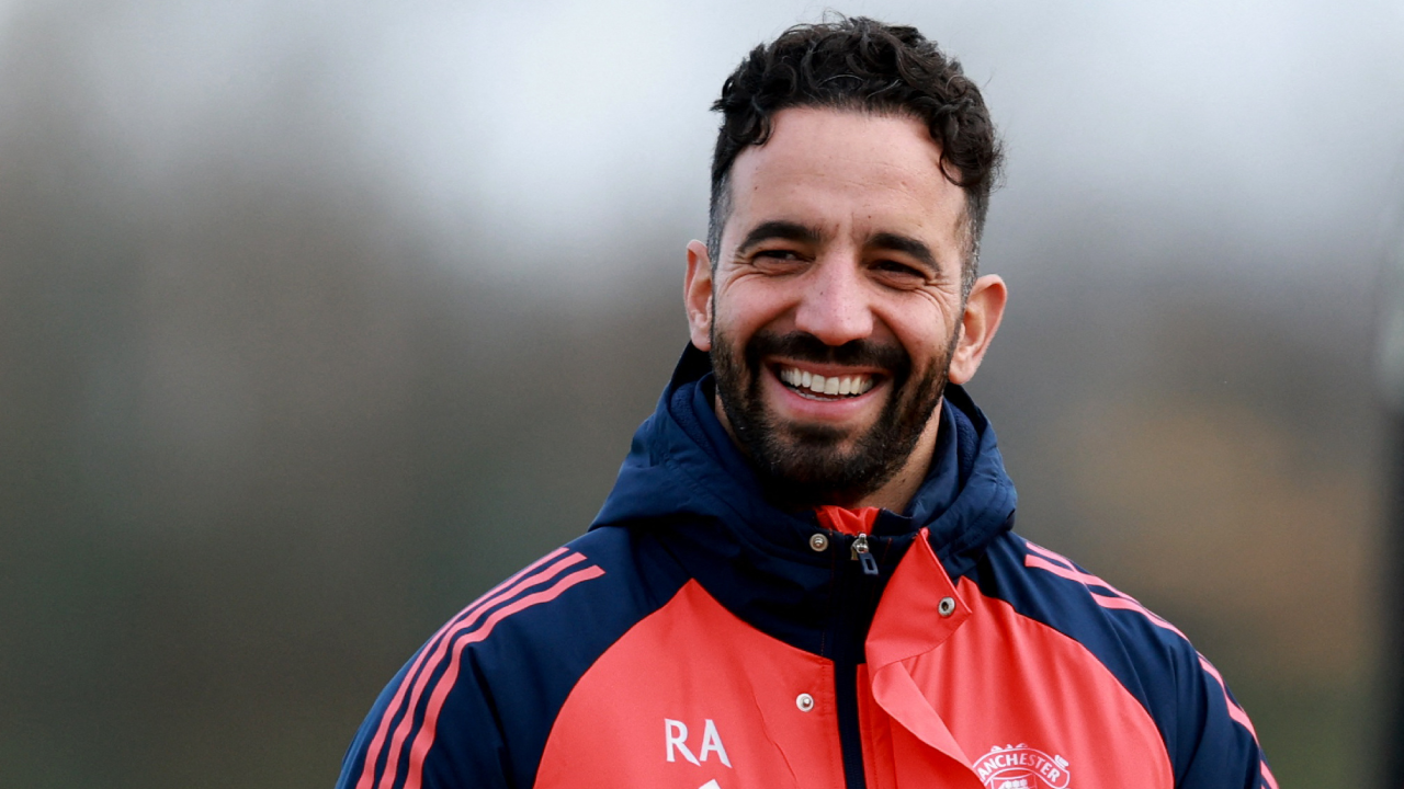 Ruben Amorim sorridente durante uma sessão de treino do Manchester United