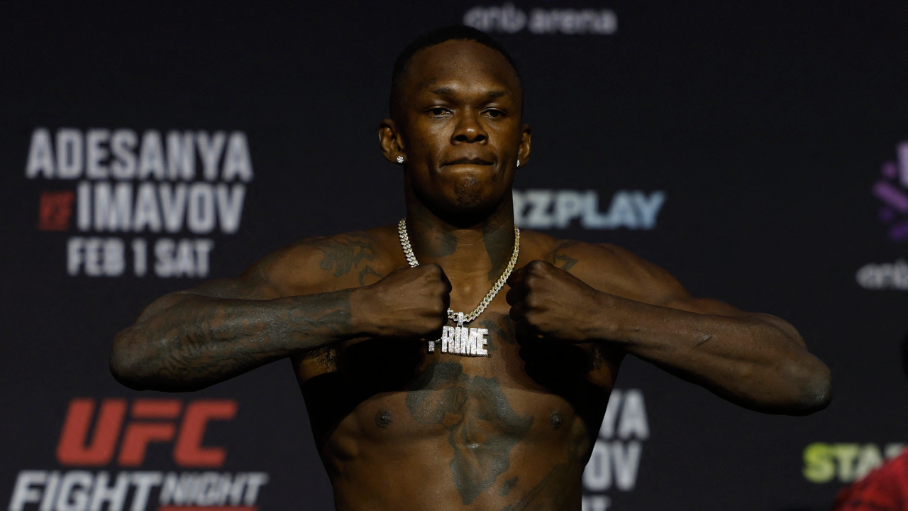 Adesanya durante uma pesagem no UFC