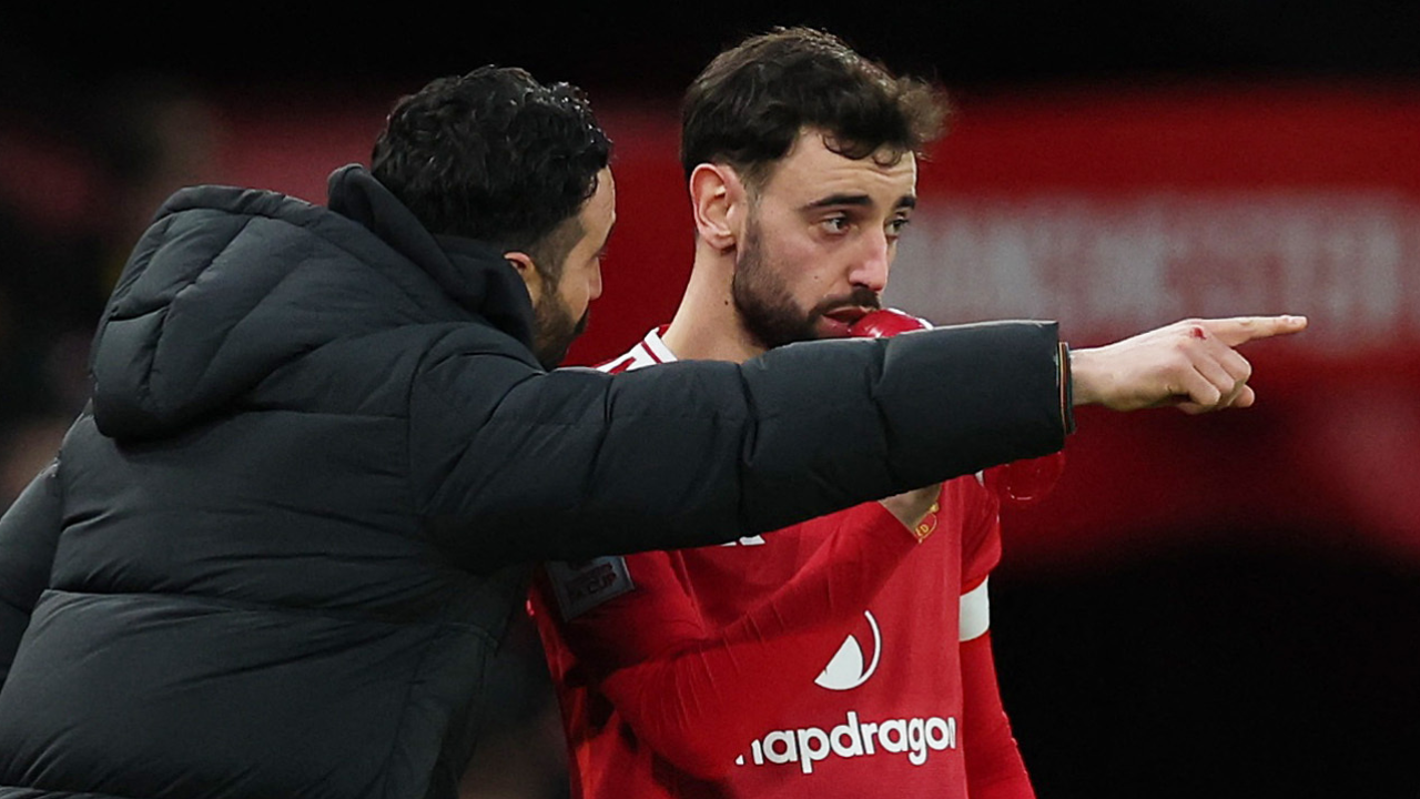 Bruno Fernandes recebe indicações de Ruben Amorim durante o jogo