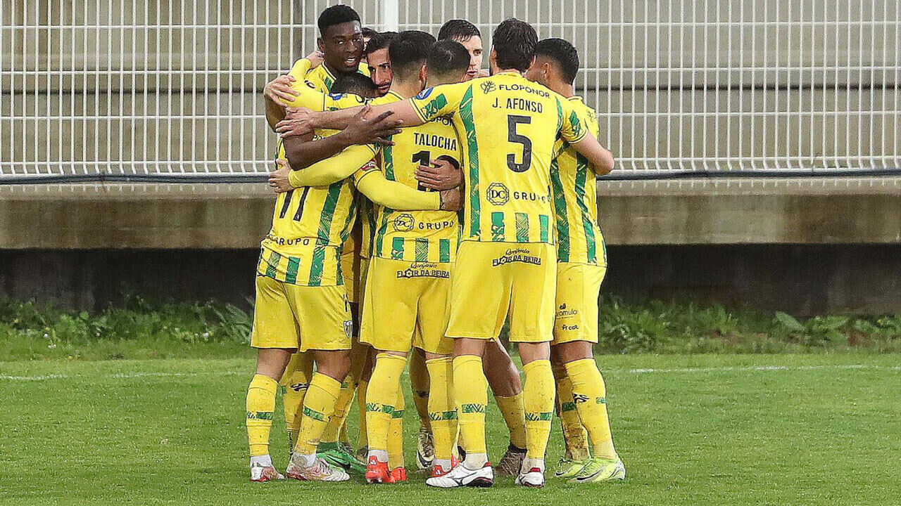 Jogadores do Tondela a festejar um golo