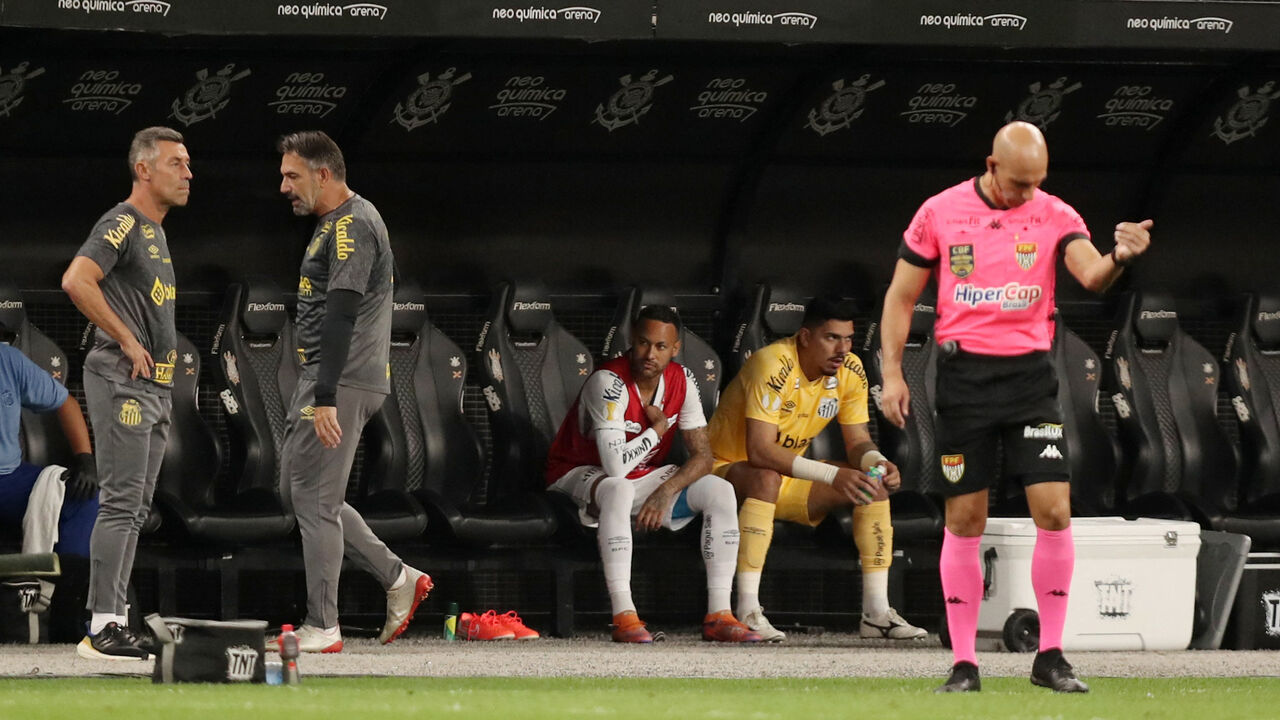 Neymar no banco de suplentes na eliminação do Santos frente ao Corinthians