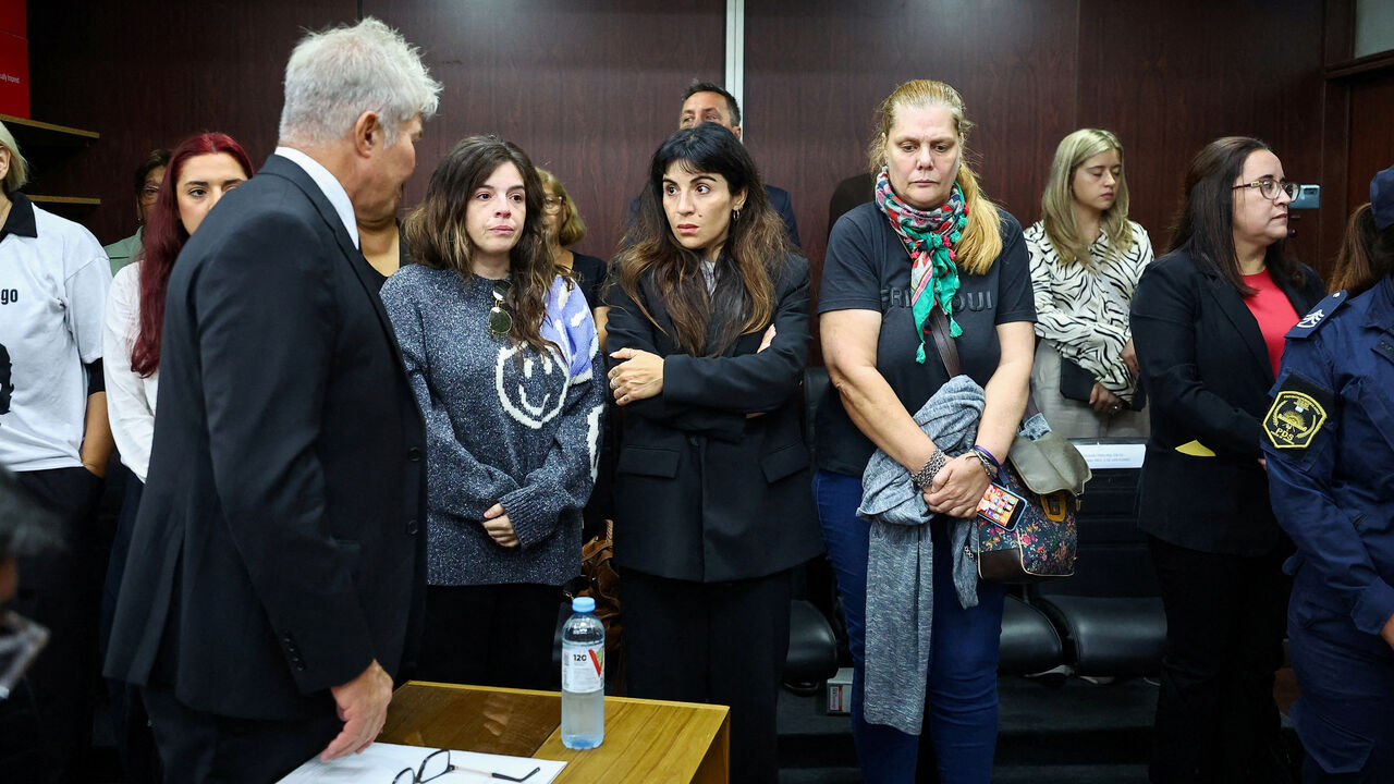 Dalma Maradona, filha de Diego Maradona, assiste ao processo judicial em Buenos Aires